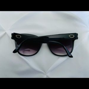 Oscar de la Renta Sunglasses 🕶